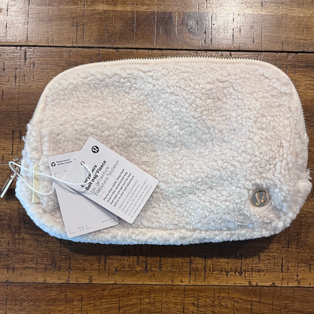 Lululemon Everywhere Fleece Belt Bag Crossbody Bag CREAM NWT with GOLD buckle